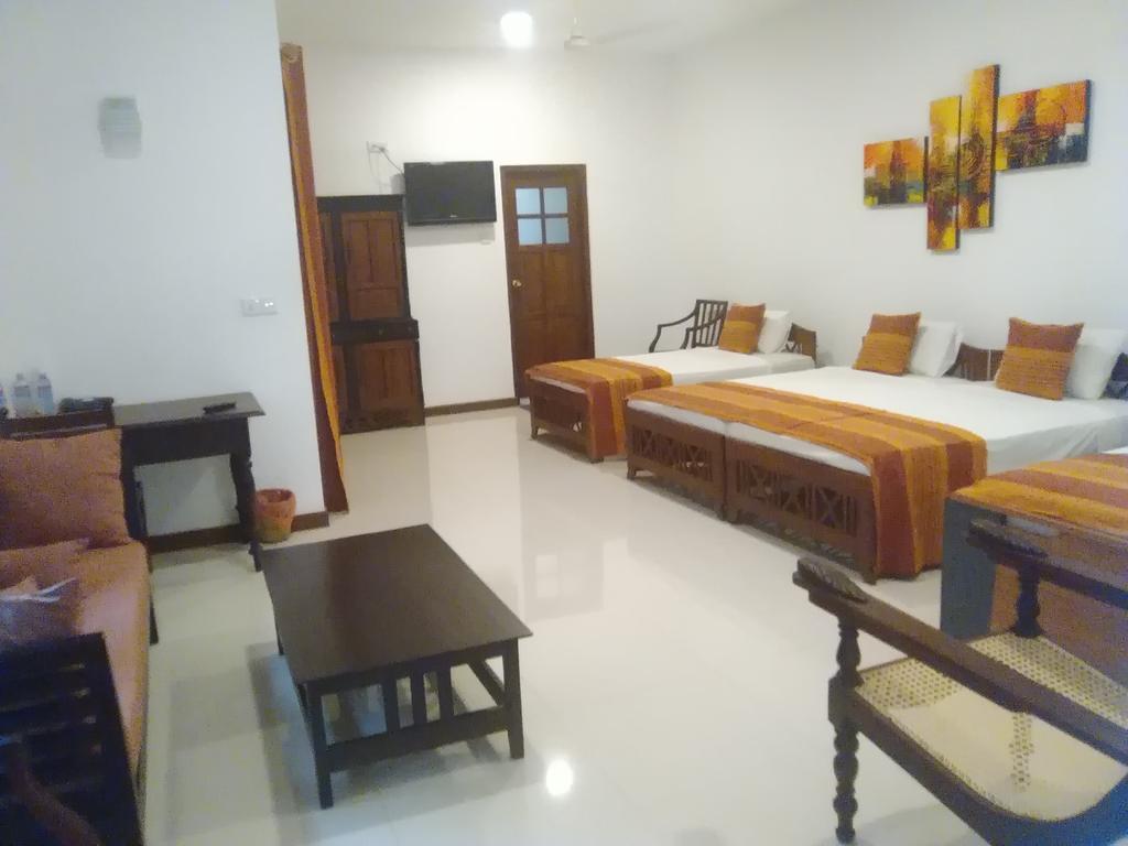 Hotel Sunflower Kataragama Buitenkant foto