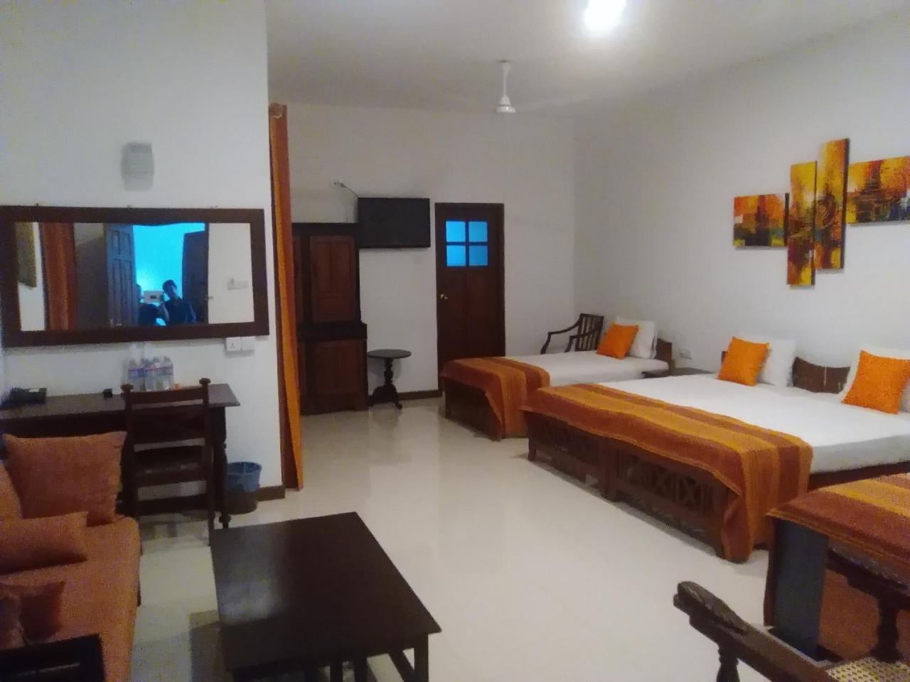 Hotel Sunflower Kataragama Buitenkant foto